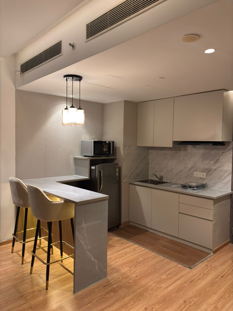 Warm Minimalism — Kitchen & Bar